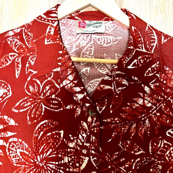 Red/White Floral Pattern Hawaiian Shirt - Picture 10 of 12